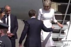 まだ喧嘩中？マクロン大統領、夫人に手を差し伸べるも、無視されてしまうのイメージ画像