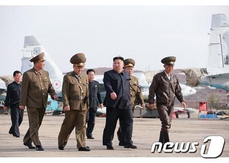 金正恩氏、北朝鮮の空軍部隊を視察＝満足感を示す
