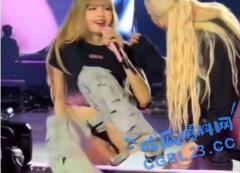 BLACKPINK LiSA、見せパンチラ