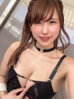 “Hカップお姉さん”吉瀬結、デコルテ大全開の水着姿で谷間に指を突っ込むショットにファン悶絶