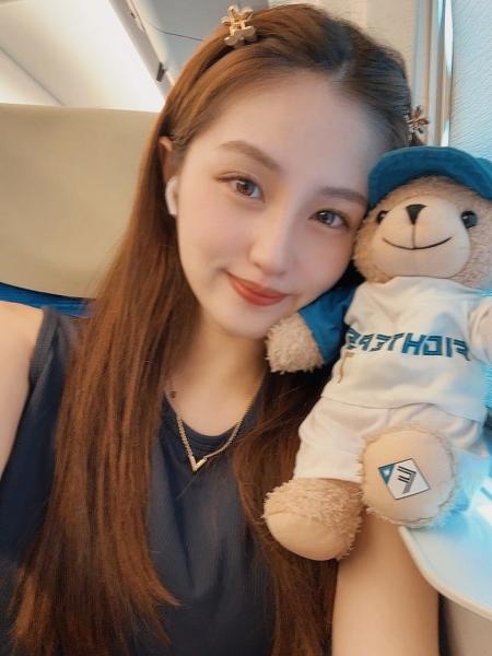 花咲楓香“彼シャツ”から豊満バスト披露「グラマラス」「唯一無二の美人さん」の声