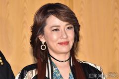 鈴木砂羽、水着姿で宮古島満喫「アラフィフのガチ」のイメージ画像