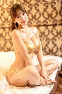 “目の保養”音羽美奈、テカテカ肌×ゴールドビキニで魅せる圧巻ダイナマイトボディ