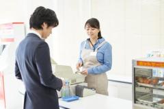 コンビニで「300円のドリンク」を“1万円札”で買おうとしたら、お店に「両替に当たる行為です」と断られた!? SNS投稿に「店側が違法」「無制限の強制通用力があるのに…」とコメント多数！ 紙幣のルールのイメージ画像