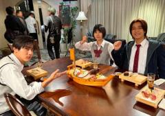 キンプリ・髙橋海人、お寿司と舟盛り堪能でガッツポーズ？「95」豪華料理に満足げな3人組のイメージ画像