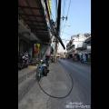 タイ シラチャでバイク走行、垂れ下が..