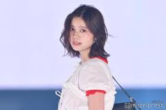 星乃夢奈、レイヤードコーデ着こなし キャップ外し視線集める【GirlsAward 2025SS】