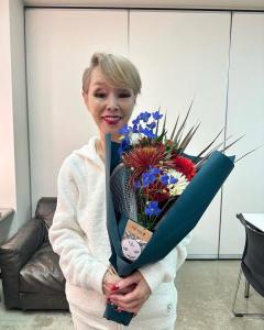 研ナオコ、娘を顔出し＆“顔写真付き”ケーキで誕生日祝福 夫との3ショットに「そっくり」「愛溢れてる」と反響
