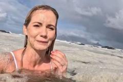 美人インフルエンサー、下水まみれの海で泳いでしまう【動画】