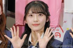 AKB48佐藤綺星、オフショル私服で美デコルテ輝く「華奢で可愛すぎる」「まさに天使」と反響