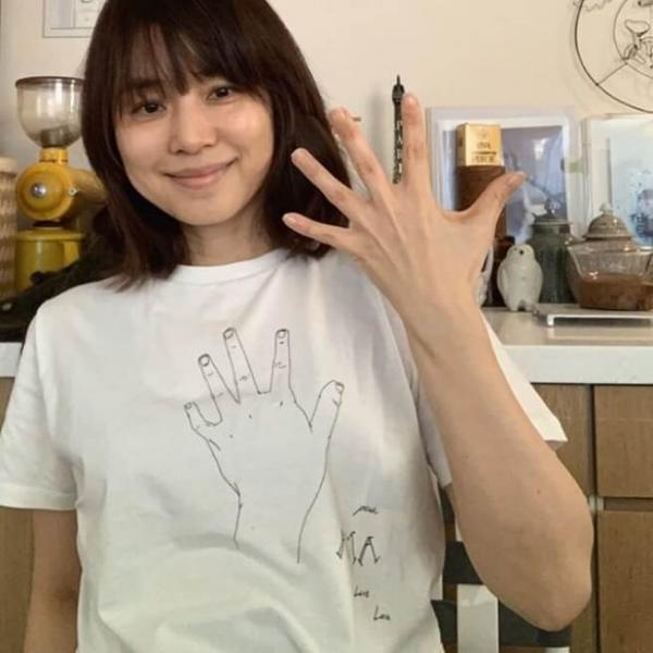 石田ゆり子、チャリティTシャツで助け合いを呼びかけに共感の声！
