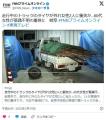 走行中のトラックのタイヤが外れ女性2..