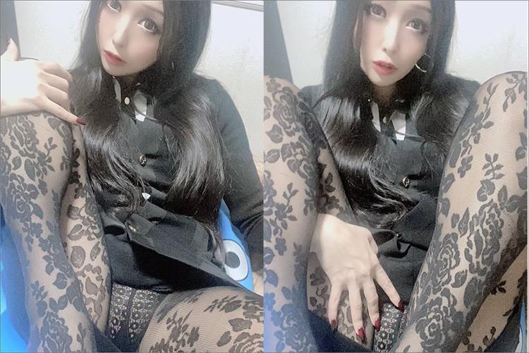 痴女系レイヤー・あきとん、完全着衣で香り立つフェロモン！　在宅ワーカーをM字開脚で超誘惑