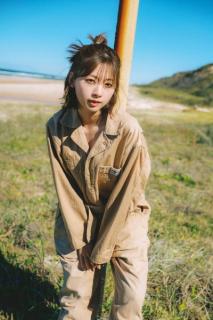 日向坂46富田鈴花、ビンテージライクでクールに決める 写真集先行カット第5弾解禁