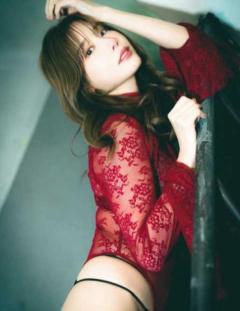 「たまらない美しさ…！」益田アンナ、深紅のレースに包まれた曲線美を披露…色気ダダ漏れの表情でファンを魅了のイメージ画像