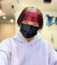 小林麻耶から改名、國光真耶 ド派手ピンクメッシュヘアの最新ショット ゲーミングルームは驚異の額のイメージ画像