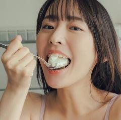 “無敵のグラドル”高崎かなみ、お祝いのケーキを口いっぱいに頬張るのイメージ画像