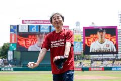 楽天、ペナルティ・ワッキーさんが始球式「強い球を投げようと力んでしまい、2点くらい」