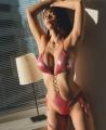ゆめの凛華、ワキ全開ポーズで美胸＆..