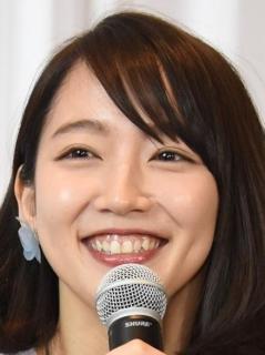 美しさが静かに世界を止めたよう…吉岡里帆、“至近距離”で“艶やかな眼差し”に「息を呑む美しさ」の声のイメージ画像