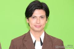 アレクサンダー「しっかりお兄ちゃん」第3子に添い寝する長男公開「寝顔も美しい」「優しさが伝わる」の声