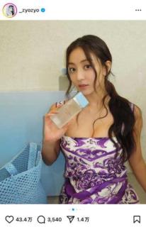 TWICE・ジヒョ、胸元際立つ夏ルック披露！洗練されたDOLCE&GABBANAの装いにファン熱狂のイメージ画像