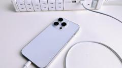職場で私用スマホ充電は「マナー違反」？実は窃盗に該当する可能性も！のイメージ画像