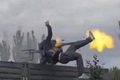 ロシアの新兵が機関銃に振り回されメリーゴーラウンド状態、喜劇のような動画が話題にのイメージ画像