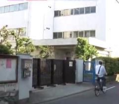 小学校で男2人暴れ、教員ら5人が殴られケガ 逮捕の男2人は保護者の知人 瓶を所持し酒の匂いも 東京・立川市
