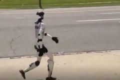 米の道路をヒト型ロボットが普通に歩いていく、通行人もびっくり【動画】