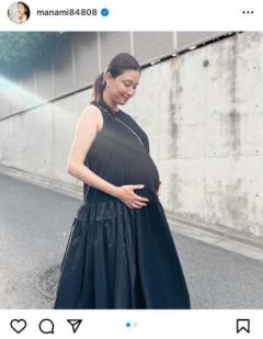第2子妊娠中の橋本マナミ、臨月に入り大きなお腹に手を当てたショット公開「母性が溢れてて綺麗」のイメージ画像