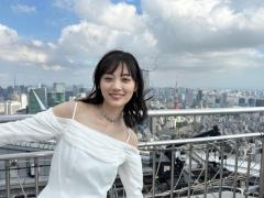 乃木坂46・山下美月、真っ白なオフショルの衣装でニッコリ。新曲「ここにはないもの」リリースを報告