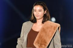 木下優樹菜、美谷間チラリのベアトップ姿「さすがのスタイル」「セクシー」の声