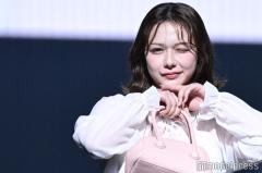 村重杏奈、シースルートップスで美肌のぞく ウィンクに歓声【TGC香川2025】