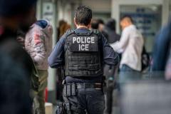 米移民関税執行局、グリーンカードを紛失した82歳の男性を拘束、グアテマラへ追放