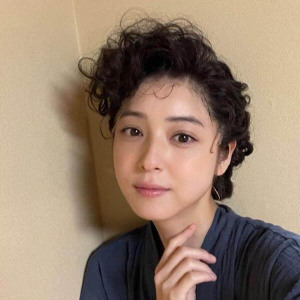 佐々木希、くるくるパーマの新髪型に賛否の声「昭和美人風」「似合ってない」