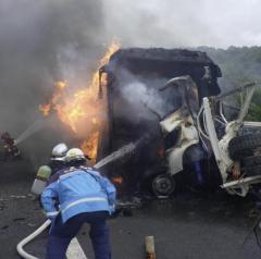 大破したトラックとバスから出火の様子…「トラックのタイヤがバーストした」高速バスがトラックと衝突し炎上 乗客など2人死亡12人重軽傷 徳島自動車道のイメージ画像