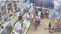 コンビニにバイクで突入、ハサミでお菓子を奪った男をスピード逮捕