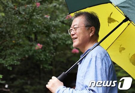 文大統領の支持率、2週連続で上昇し65％台に回復 韓国