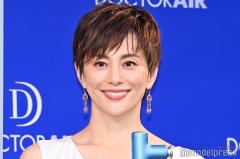 米倉涼子、ウエスト＆美背中大胆披露 モノトーン衣装姿に「圧倒的な美しさ」「肩甲骨が綺麗」の声