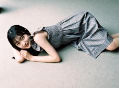 櫻坂46・三期生楽曲でセンターの小島凪紗、ノースリーブワンピからほっそり二の腕のぞかすのイメージ画像