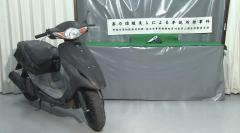 タオルに包み拳銃1丁をバイクの収納スペースに隠し持っていたか…住吉会系組員ら2人逮捕 原付バイクは“保管用に使用” 警視庁