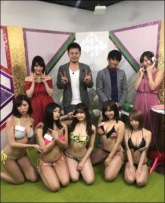 お色気バラエティ発の写真集に人気グラドル5名が集結！
