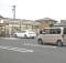 かがんで草むしり中…コンビニの駐車場で店のオーナーが車の下敷きとなり意識不明の重体 運転手「気が付かず」 津島市