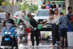 水かけ祭りが始まったと勘違いして水鉄砲で装備する外国人が話題、タイ政府「主に4月13～15日」のイメージ画像