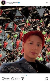 平野紫耀、ルイ・ヴィトン展に“赤髪”で降臨！ 衝撃のイメチェンに「生まれながらにしてのスーパースター」とファン大興奮のイメージ画像