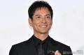 沢村一樹、妻と湘南デート中の2ショッ..