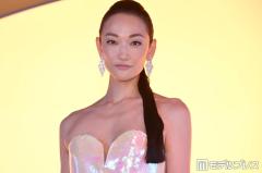 第2子出産の冨永愛、0歳次男との2ショット公開「優しい笑顔」「癒される」のイメージ画像
