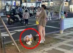路上で子供に排便させた中国人観光客…市民の指摘も無視＝韓国のイメージ画像