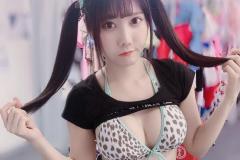 小鳥遊くれあ、ザ・童顔巨乳ショット！